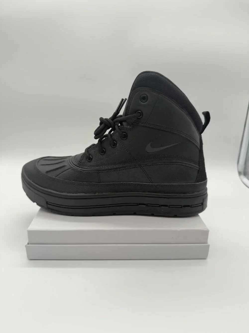 NIKE ACG Woodside 2 High GS Triple Black Boot Youth's Size 7Y Black